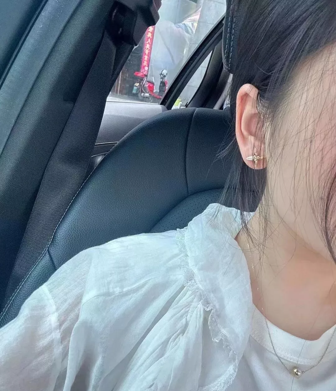 루이비통 모노그램 플라워 진주 스터드 귀걸이 상세 이미지 8