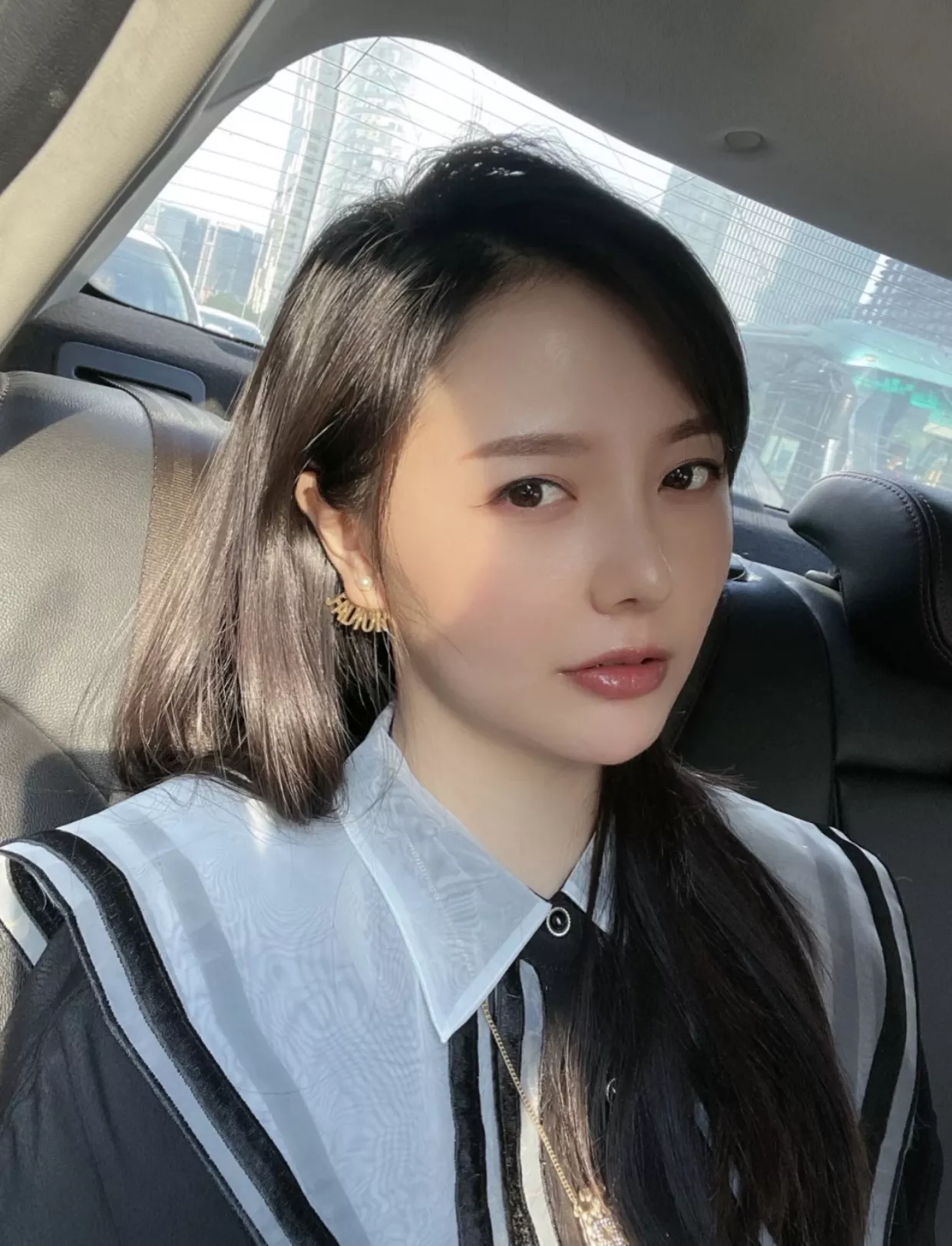 디올 레터 진주 이어링 상세 이미지 11