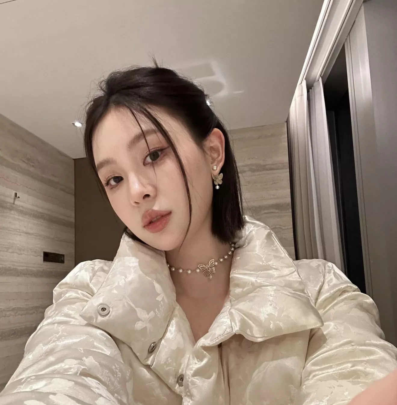 디올 버터플라이 모티브 진주 장식 귀걸이 상세 이미지 43