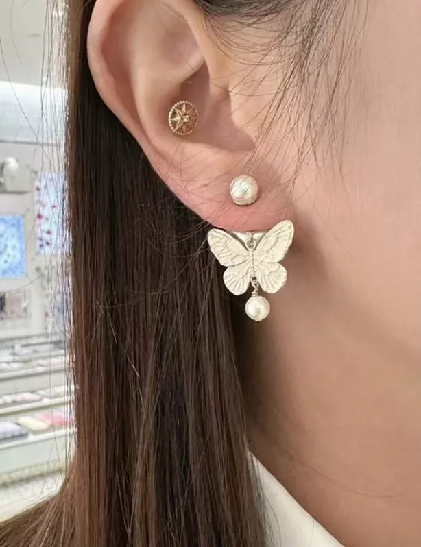 디올 버터플라이 모티브 진주 장식 귀걸이 상세 이미지 17