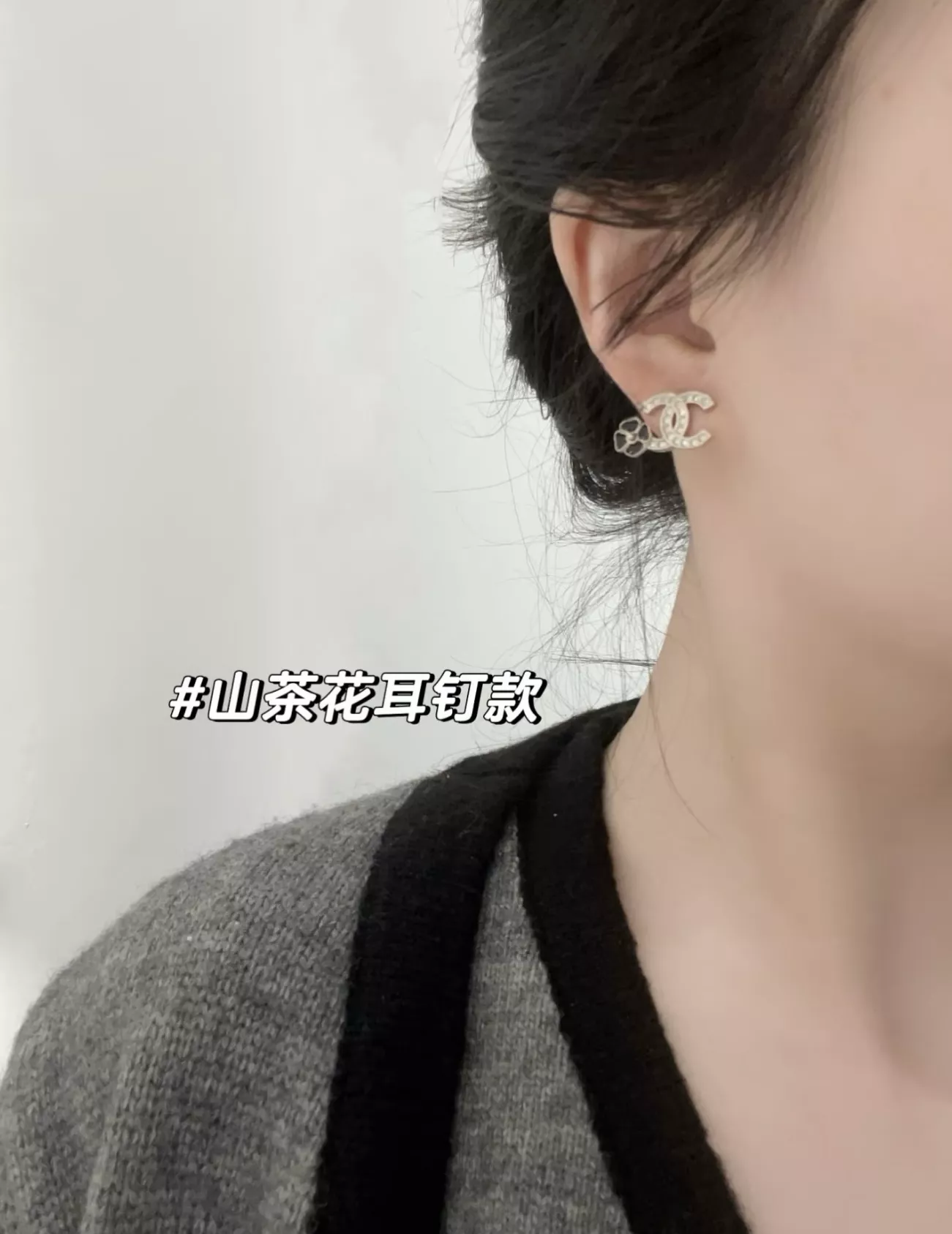 샤넬 비대칭 까멜리아 더블 C 이어링 상세 이미지 15