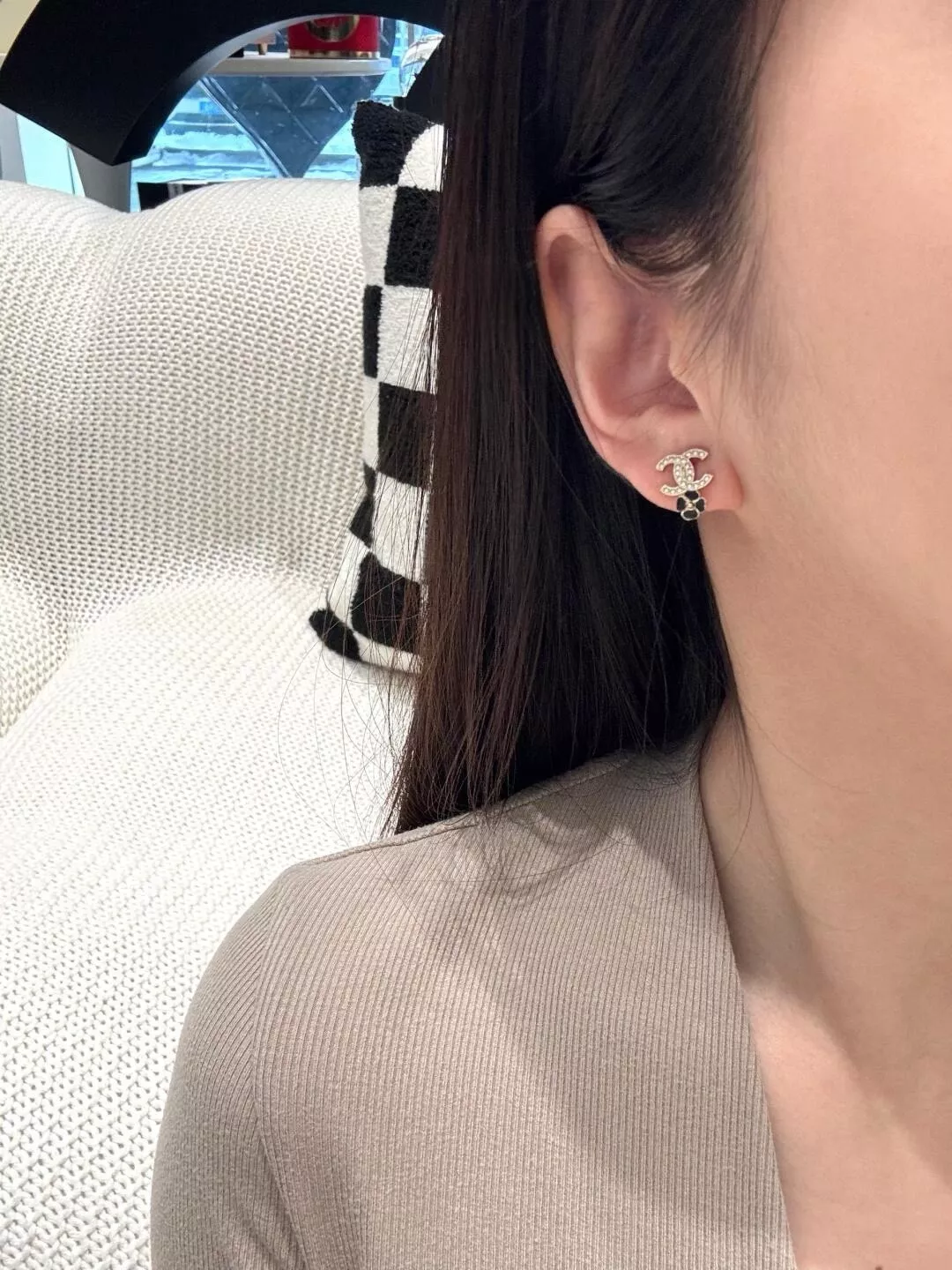 샤넬 까멜리아 더블 C 이어링 상세 이미지 10