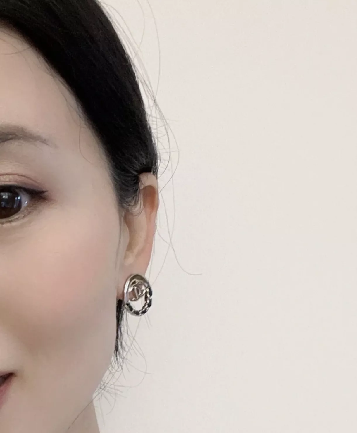 샤넬 체인 디테일 원형 귀걸이 상세 이미지 10