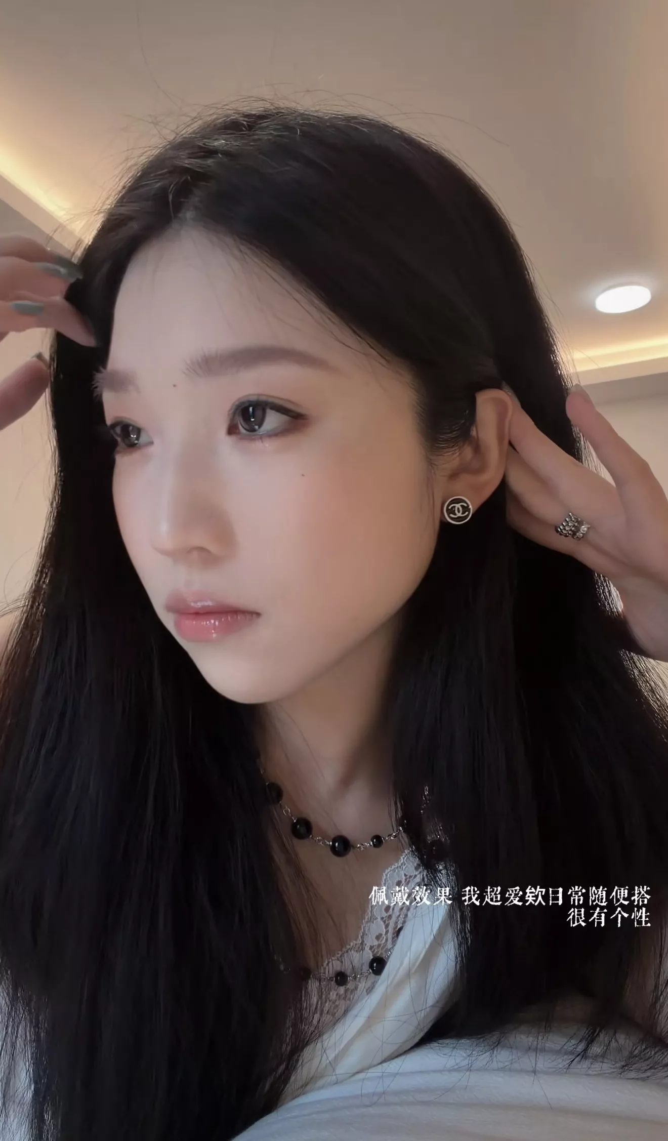 샤넬 원형 에나멜 로고 이어링 상세 이미지 14