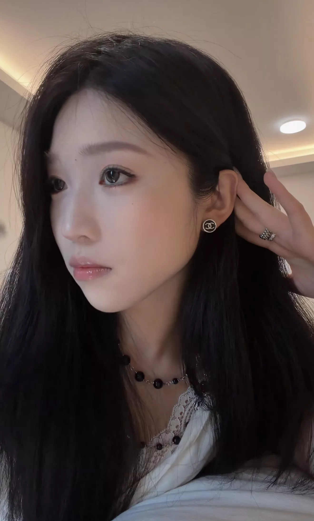 샤넬 원형 에나멜 로고 이어링 상세 이미지 11