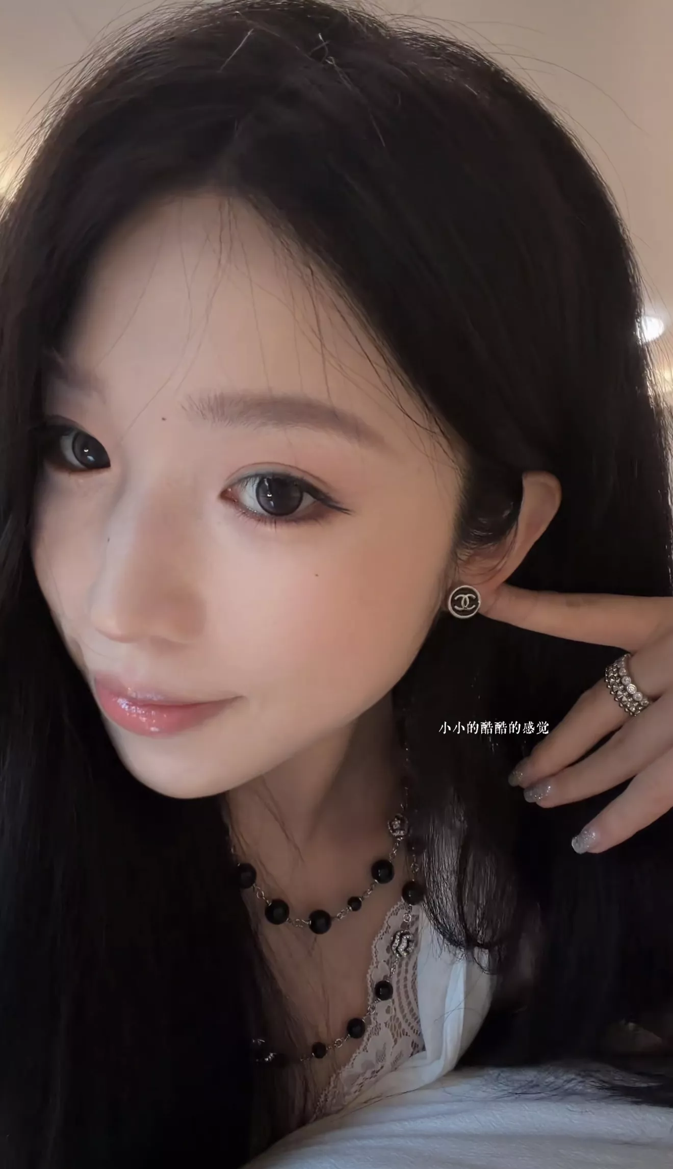 샤넬 원형 에나멜 로고 이어링 상세 이미지 13