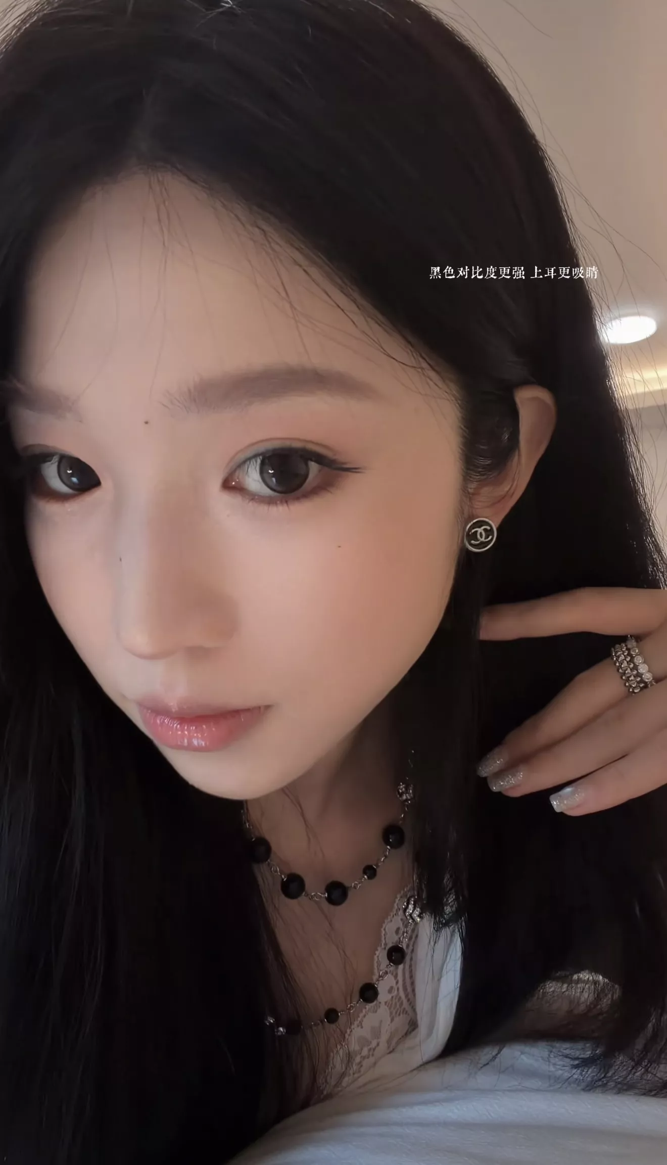 샤넬 원형 에나멜 로고 이어링 상세 이미지 12