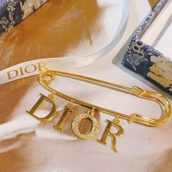 디올 DIOR 레터 태슬 핀 브로치