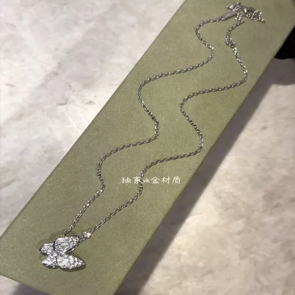 반클리프아펠 버터플라이 모티브 화이트 골드 컬러 목걸이