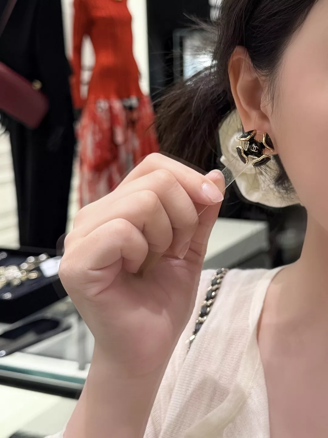 샤넬 까멜리아 에나멜 이어링 상세 이미지 12