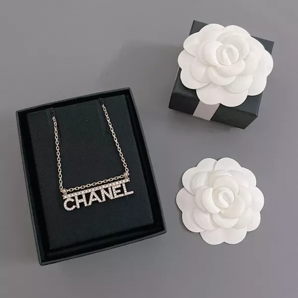샤넬 풀 크리스탈 레터 장식 목걸이