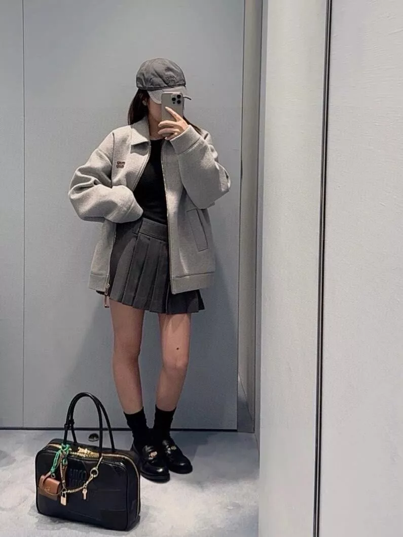 미우미우 자수 로고 장식 집업 카라 재킷 상세 이미지 24