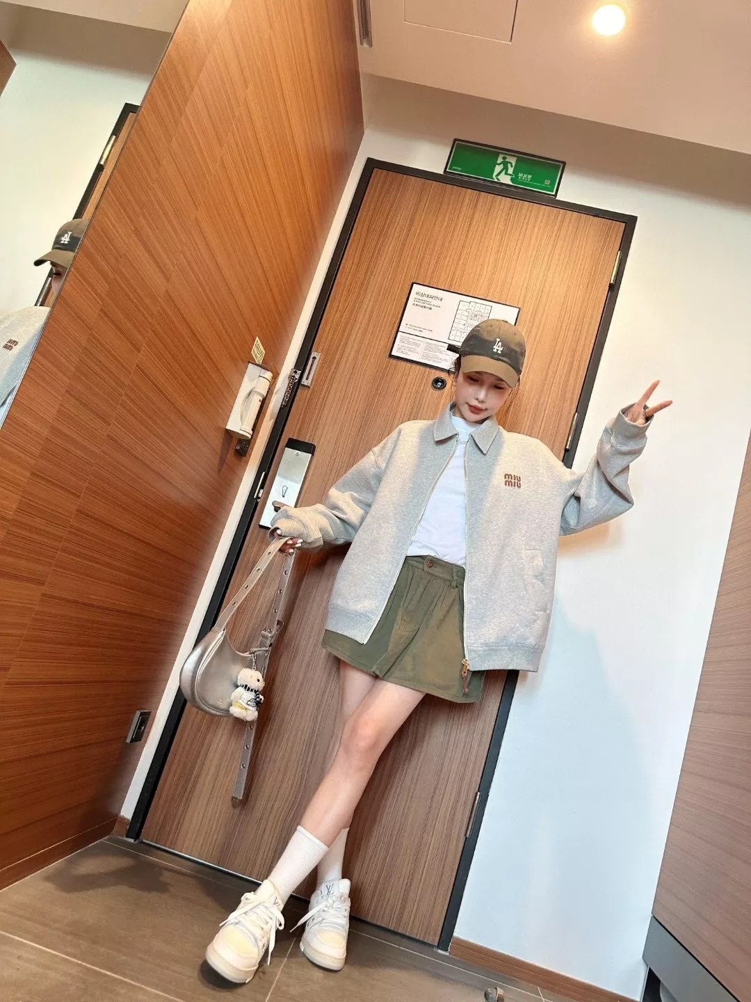 미우미우 자수 로고 장식 집업 카라 재킷 상세 이미지 22