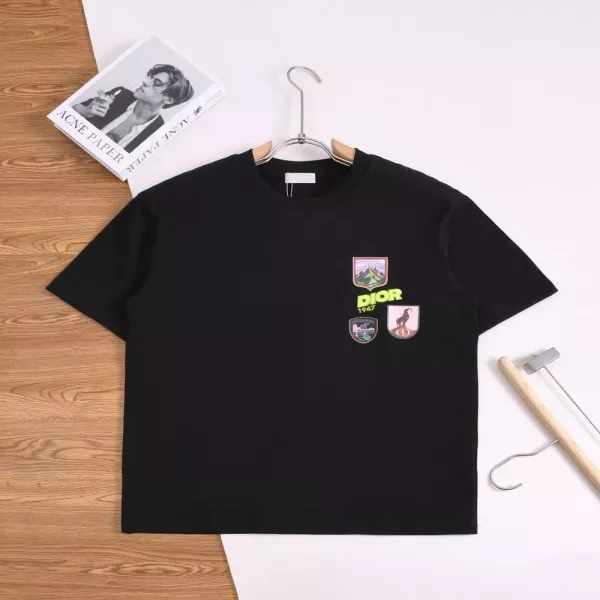 디올 로고 자수와 와펜 장식이 돋보이는 라운드넥 반소매 티셔츠