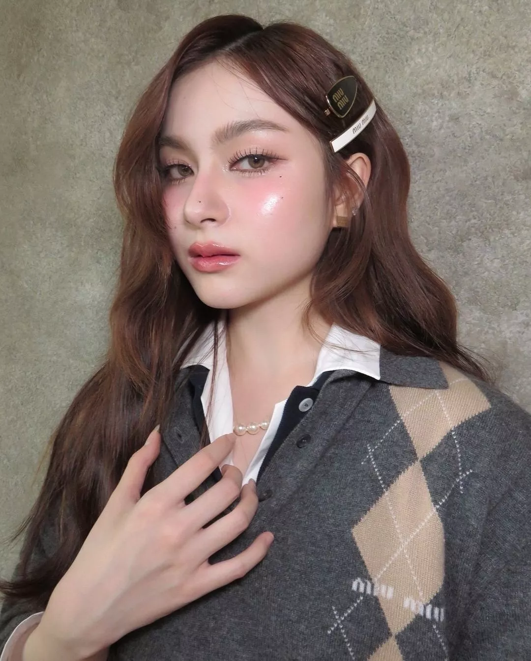 미우미우 레터 장식 헤어핀 상세 이미지 13