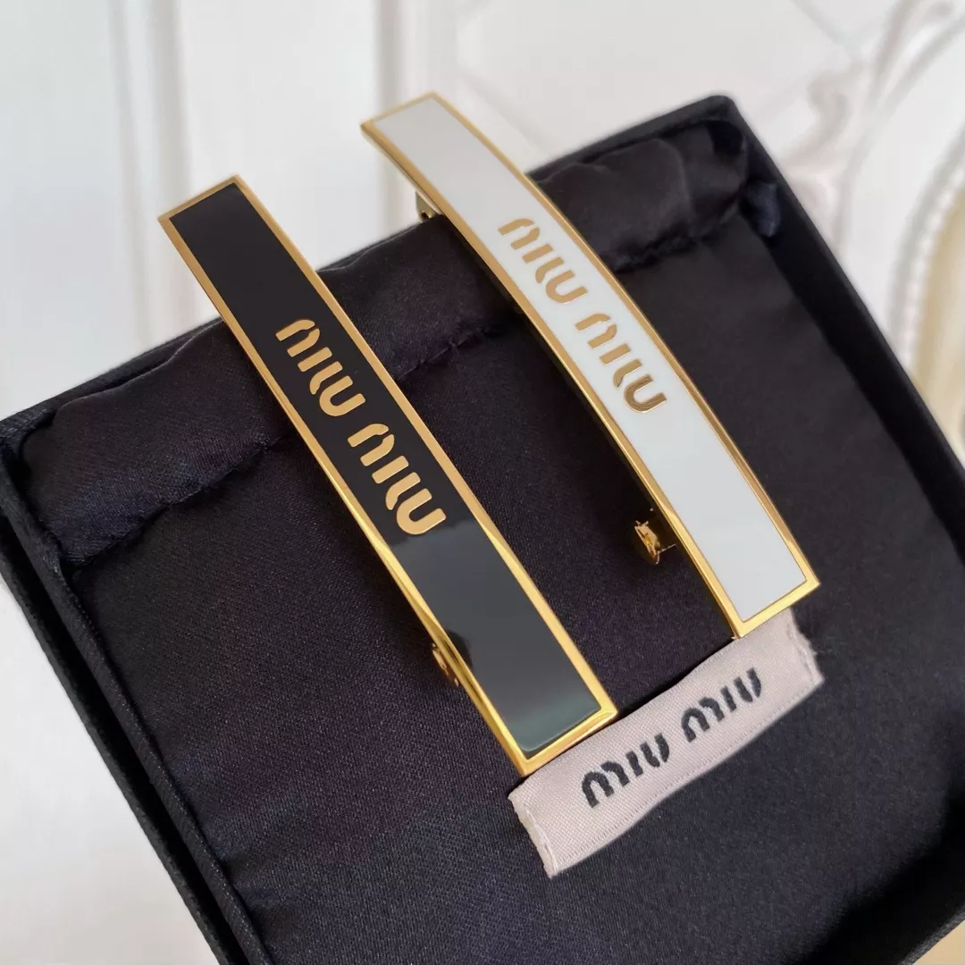 미우미우 레터 장식 헤어핀 상세 이미지 2