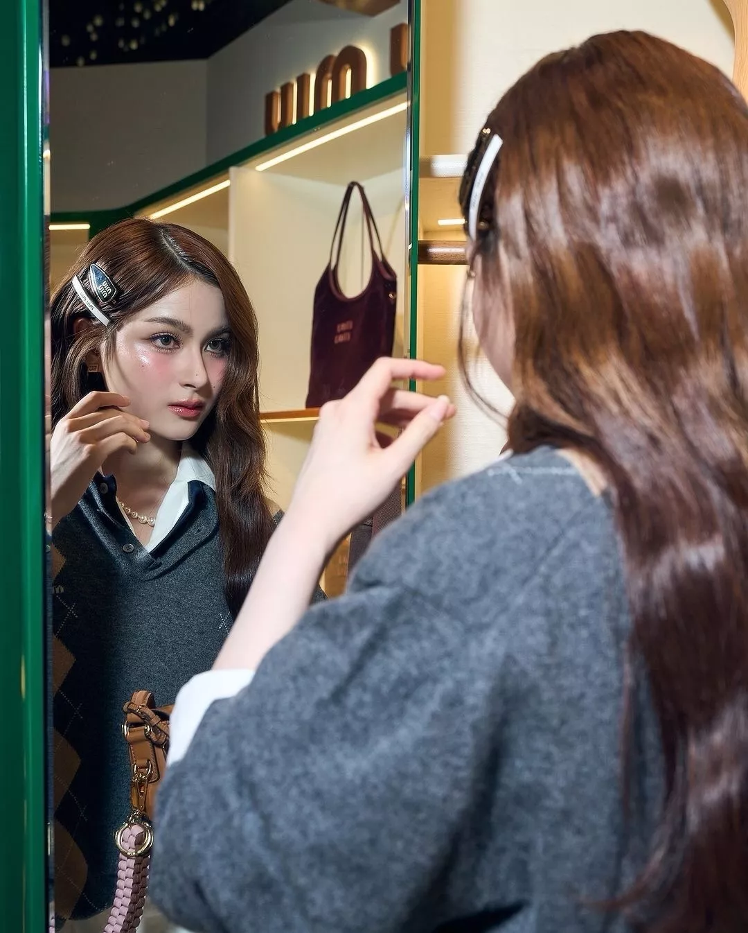 미우미우 레터 장식 헤어핀 상세 이미지 14