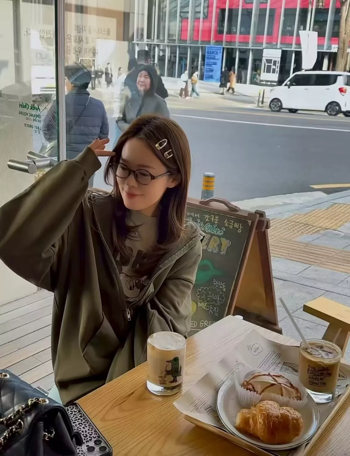 미우미우 소형 로고 메탈 헤어핀 상세 이미지 10