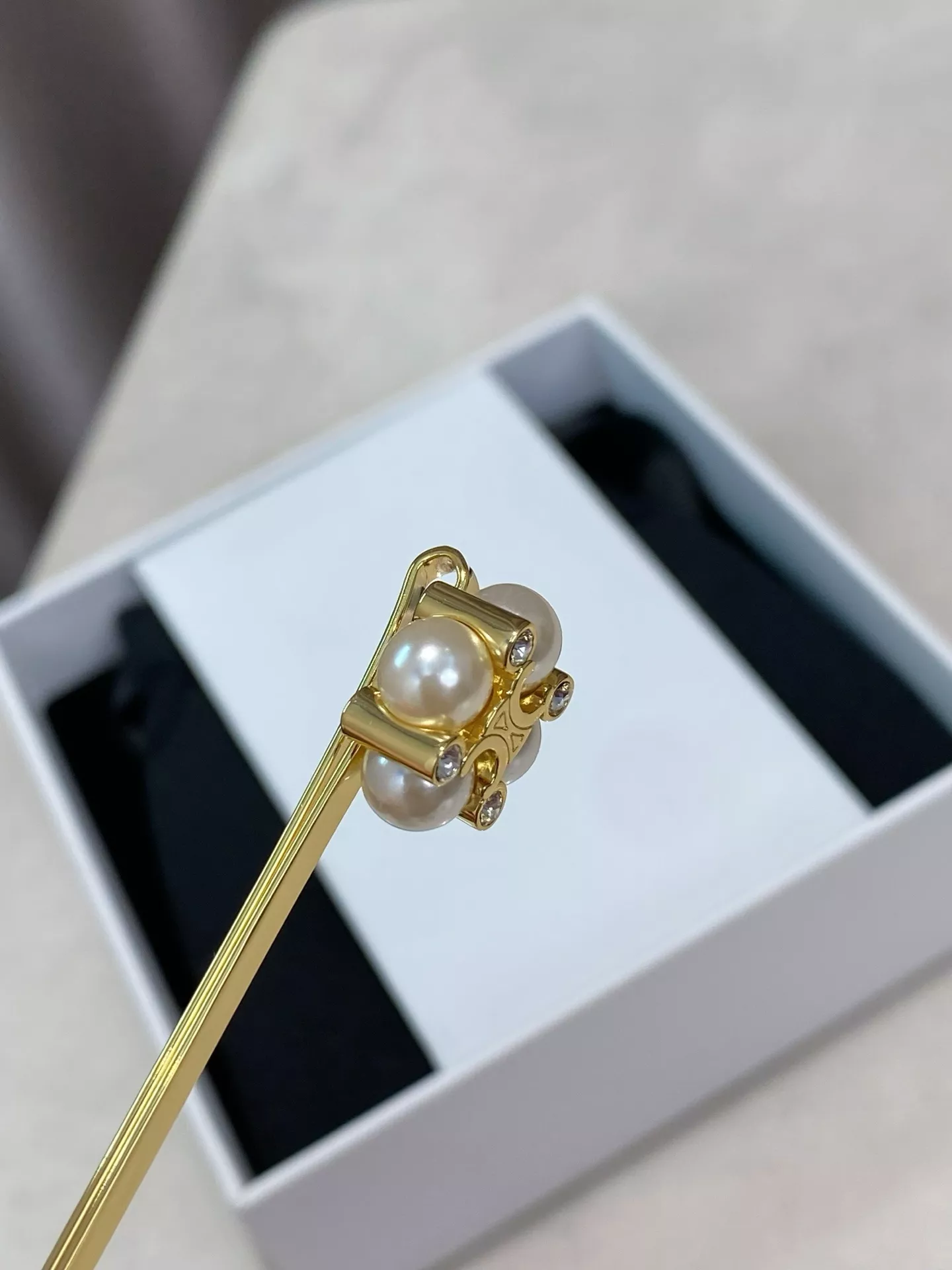 셀린느 진주와 로고 장식이 돋보이는 헤어핀 상세 이미지 7