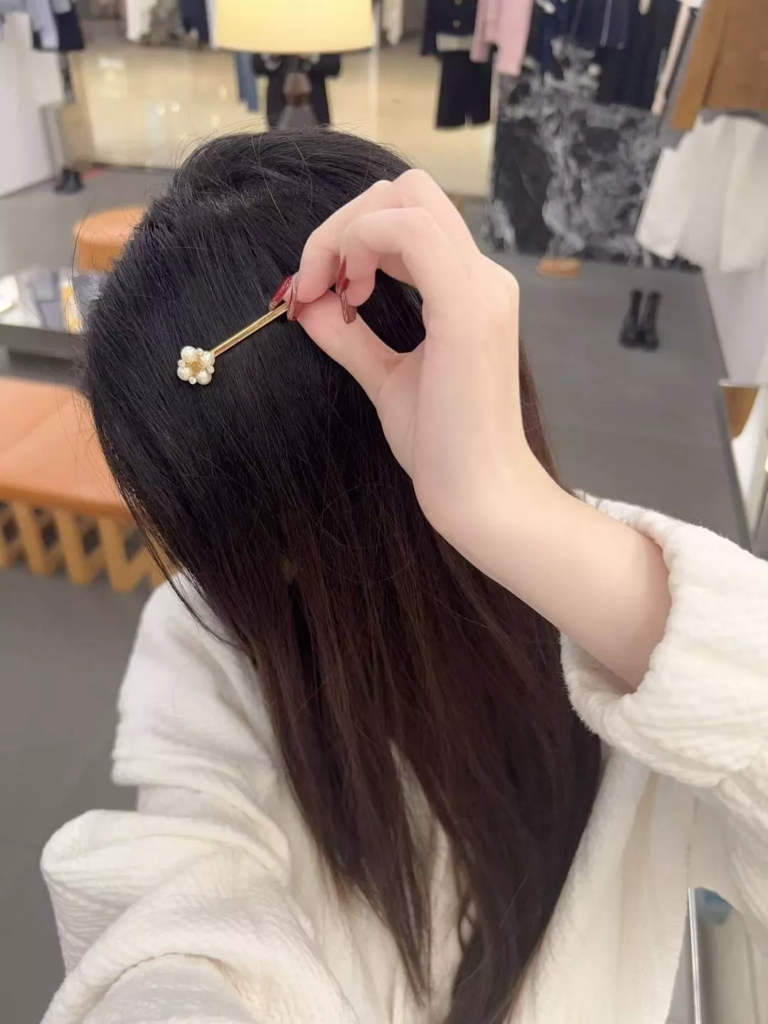 셀린느 진주와 로고 장식이 돋보이는 헤어핀 상세 이미지 13