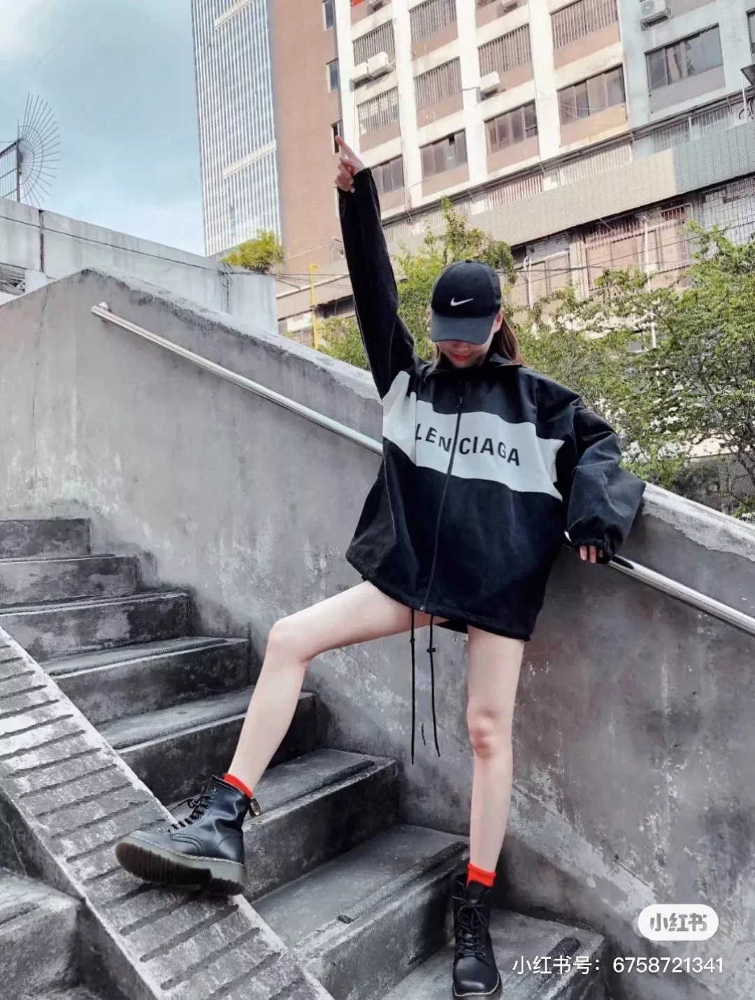 발렌시아가 블랙 화이트 배색 윈드브레이커 집업 재킷 상세 이미지 21