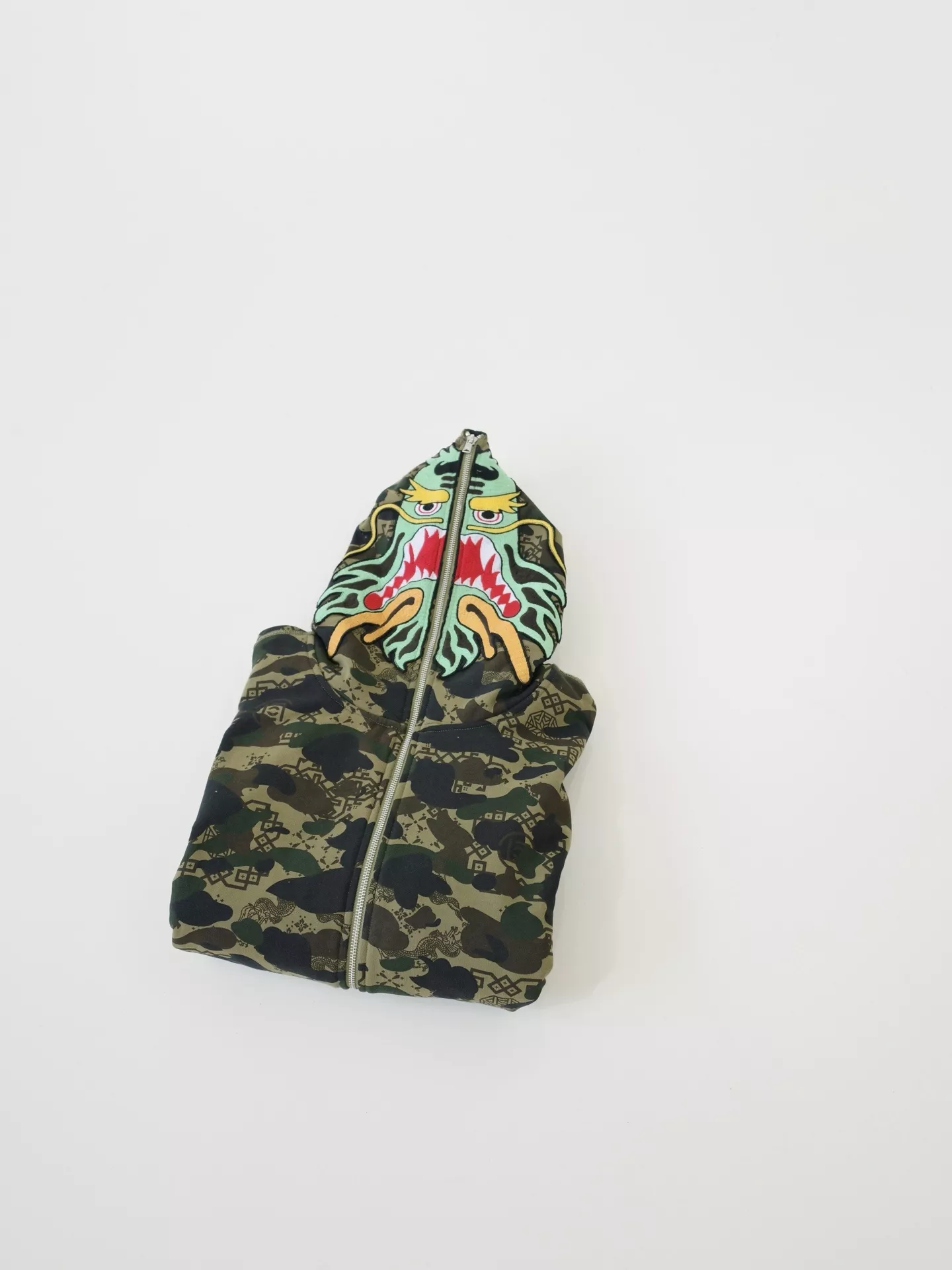 베이프 클랏 SS25 카모 샤크 후드 티셔츠 상세 이미지 10