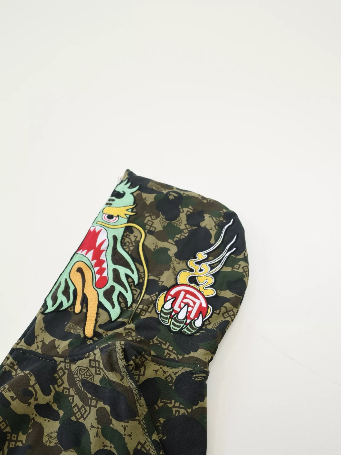베이프 클랏 SS25 카모 샤크 후드 티셔츠 상세 이미지 6