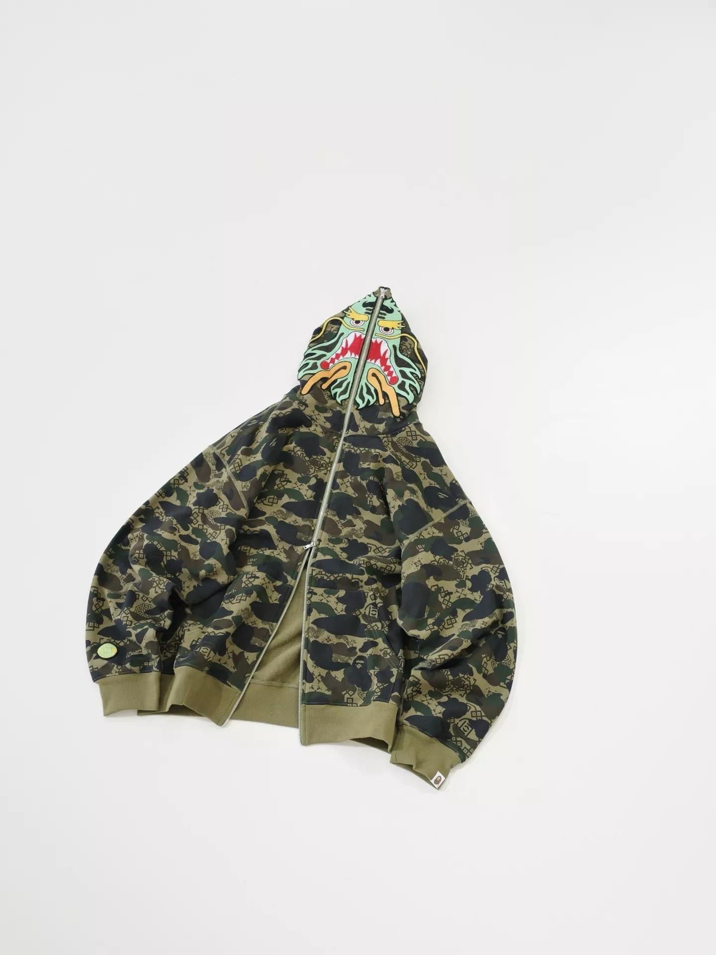 베이프 클랏 SS25 카모 샤크 후드 티셔츠 상세 이미지 1