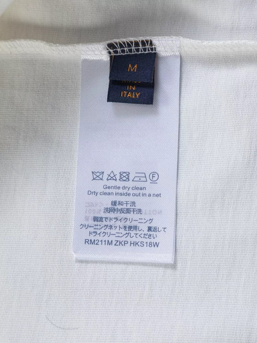 루이비통 자수 디테일이 돋보이는 남녀공용 반소매 티셔츠 상세 이미지 11
