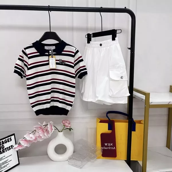 톰브라운 스트라이프 니트 폴로 상의와 화이트 카고 반바지 세트