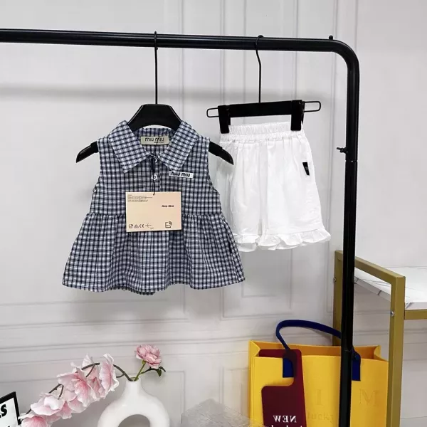 미우미우 네이비 체크 카라 민소매 상의와 화이트 프릴 쇼츠 세트
