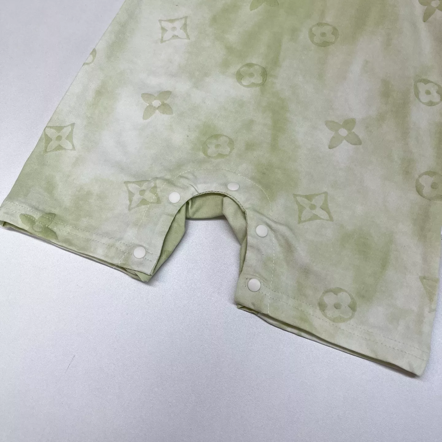 루이비통 타이다이 모노그램 반소매 베이비 바디수트 상세 이미지 4