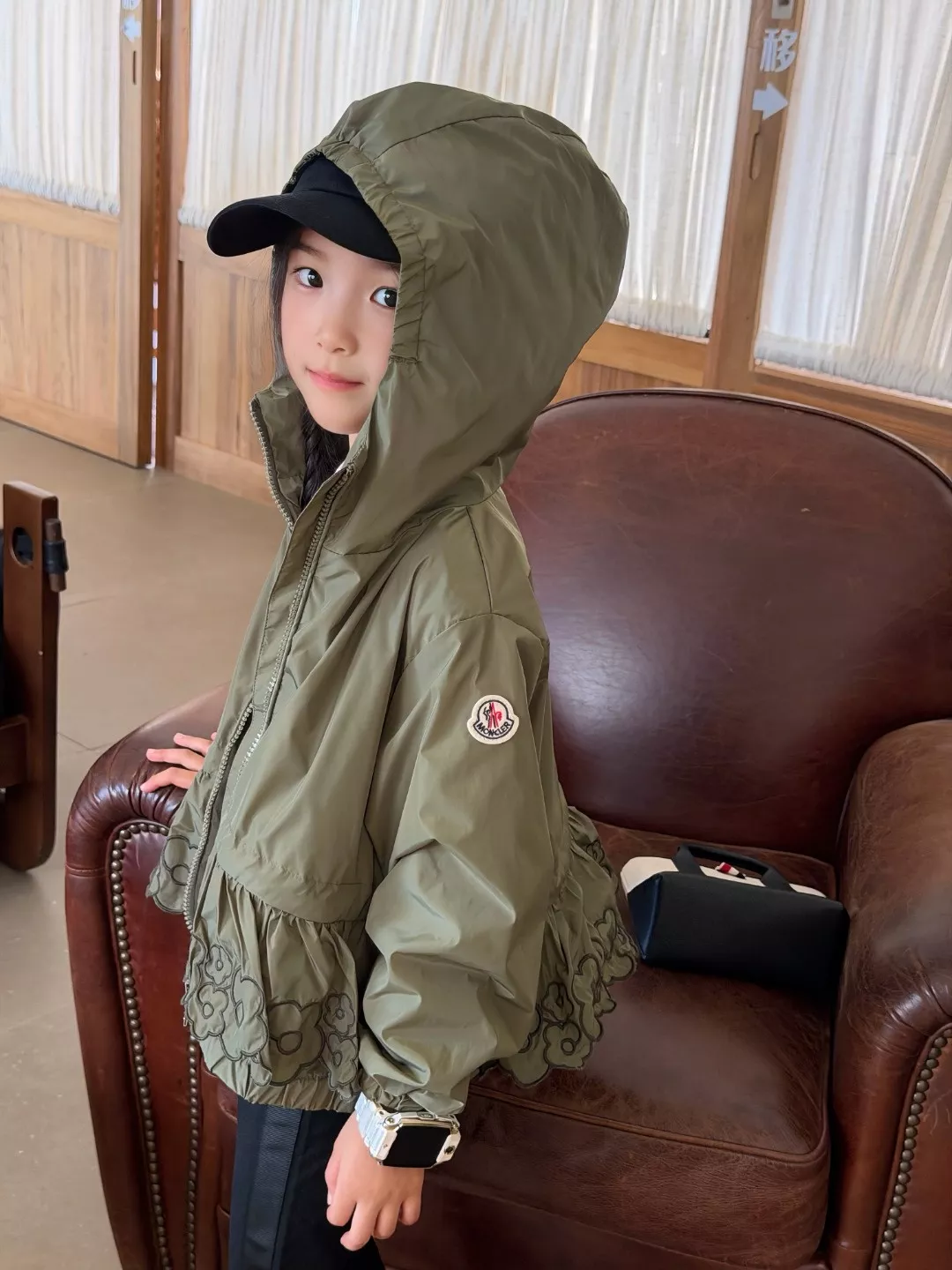 몽클레어 플라워 자수 밑단 셔링 후드 재킷 상세 이미지 12