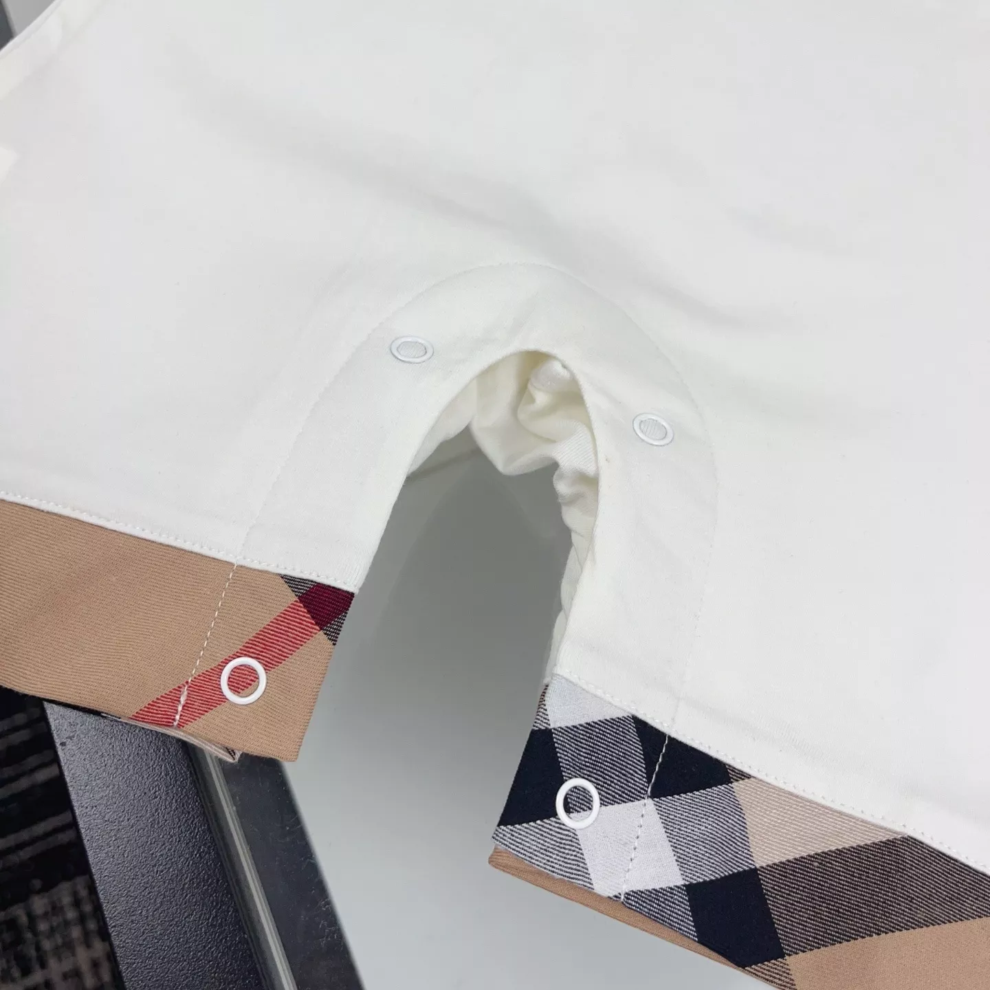 버버리 클래식 체크 배색 반소매 바디수트 상세 이미지 8