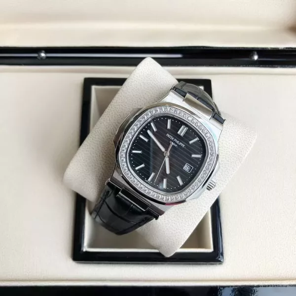 파텍필립 노틸러스 7118 다이아 베젤 40mm 가죽 워치