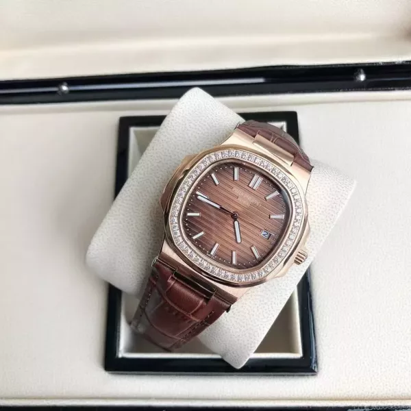 파텍필립 노틸러스 7118 다이아 베젤 40mm 가죽 스트랩 워치