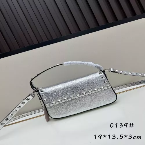 발렌티노 스터드 장식 플랩 탑핸들 숄더백