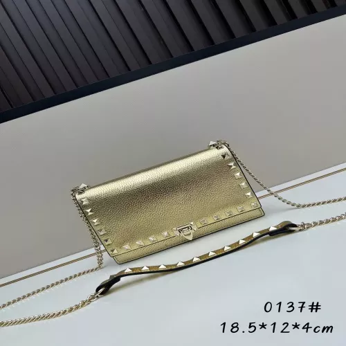 발렌티노 락스터드 소가죽 스몰 체인 크로스백