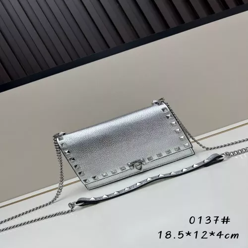 발렌티노 가라바니 락스터드 스몰 소가죽 체인 크로스백