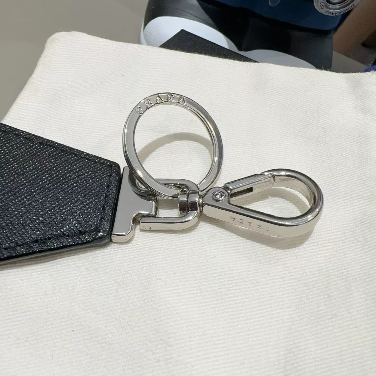 프라다 삼각 로고 가죽 키링 상세 이미지 8