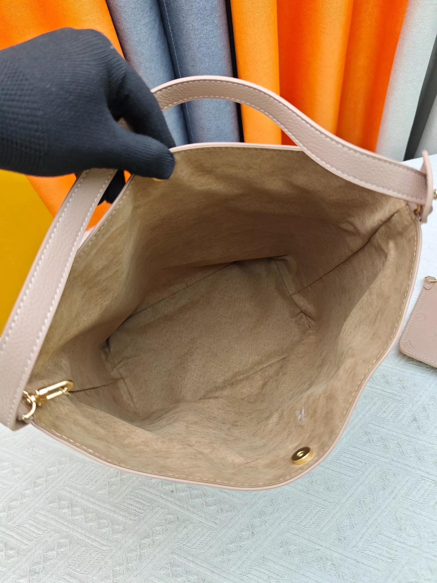 루이비통 올 인 모노그램 앙프렝뜨 꾸뛰르 중형 버킷백 상세 이미지 9