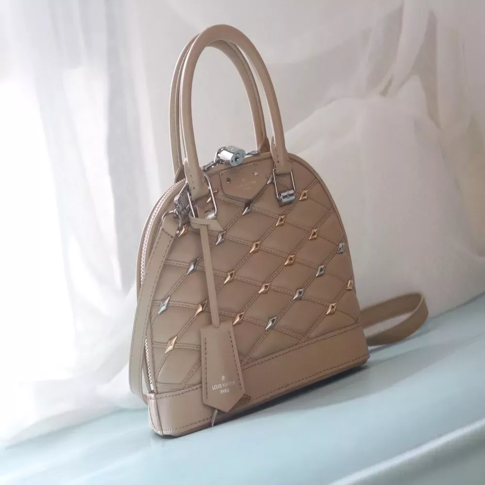 루이비통 알마 BB 퀼팅 램스킨 스터드 토트백