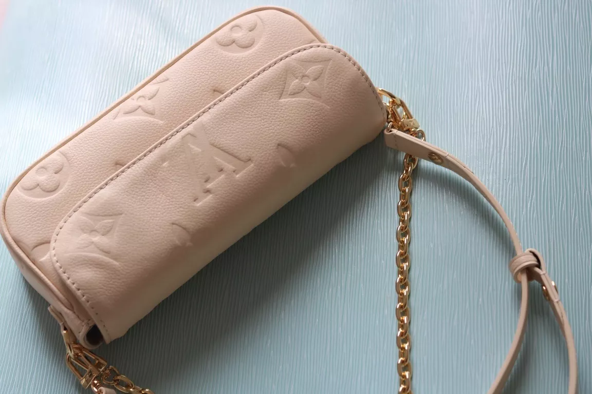루이비통 아이비 모노그램 볼드 체인 바게트백 상세 이미지 4