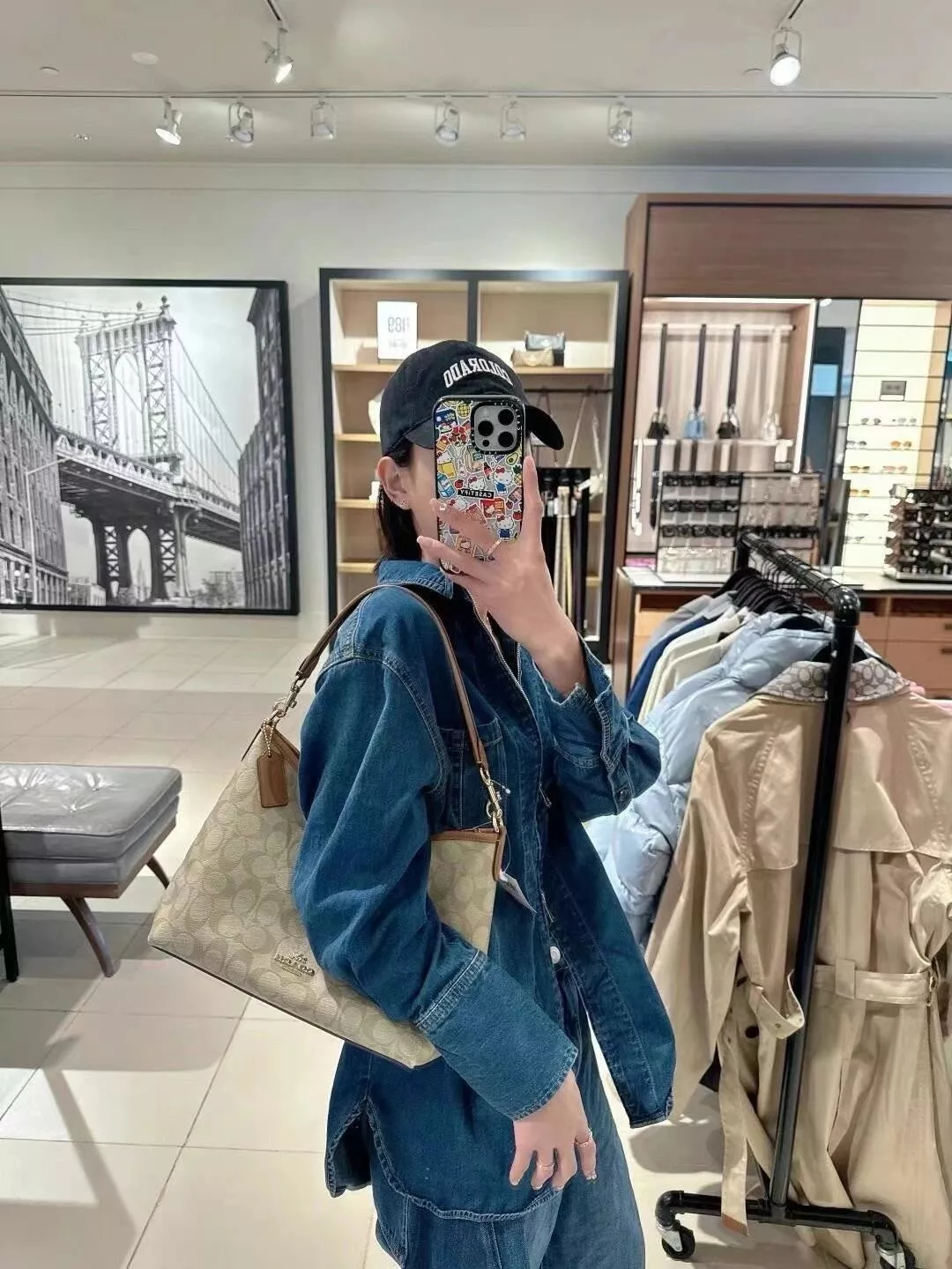 코치 로렐 시그니처 레더 지퍼 호보백 상세 이미지 96