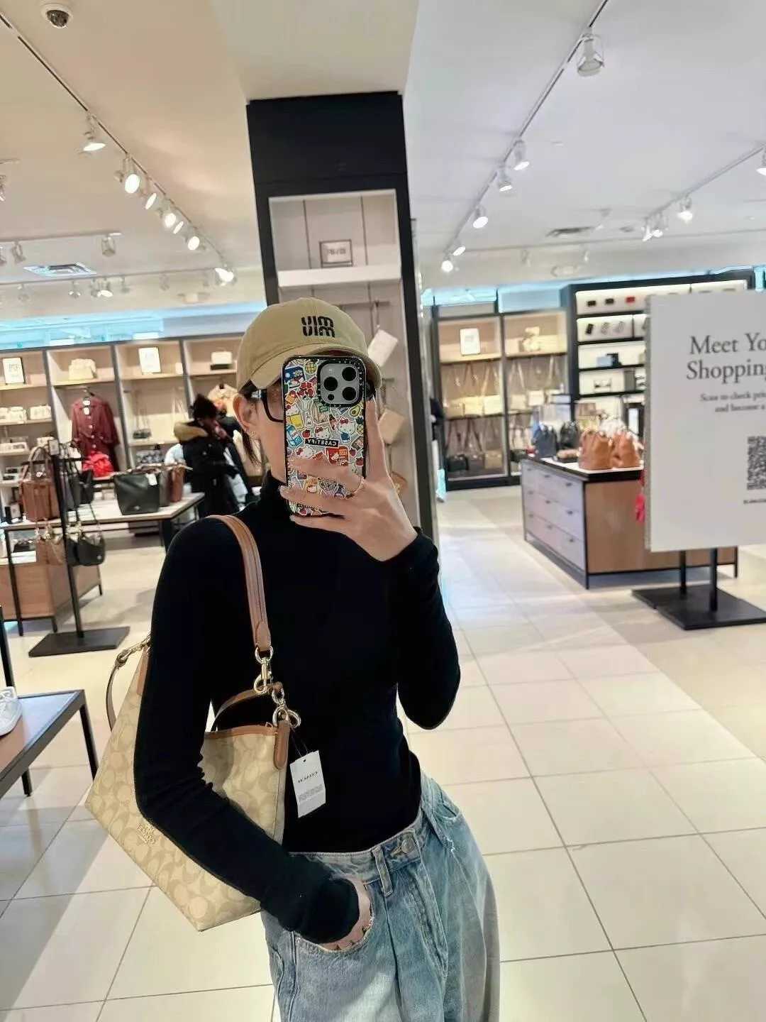 코치 로렐 시그니처 레더 지퍼 호보백 상세 이미지 92
