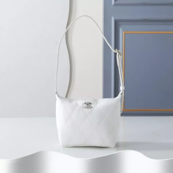 샤넬 더블C 로고 퀼팅 램스킨 골드 메탈 호보백