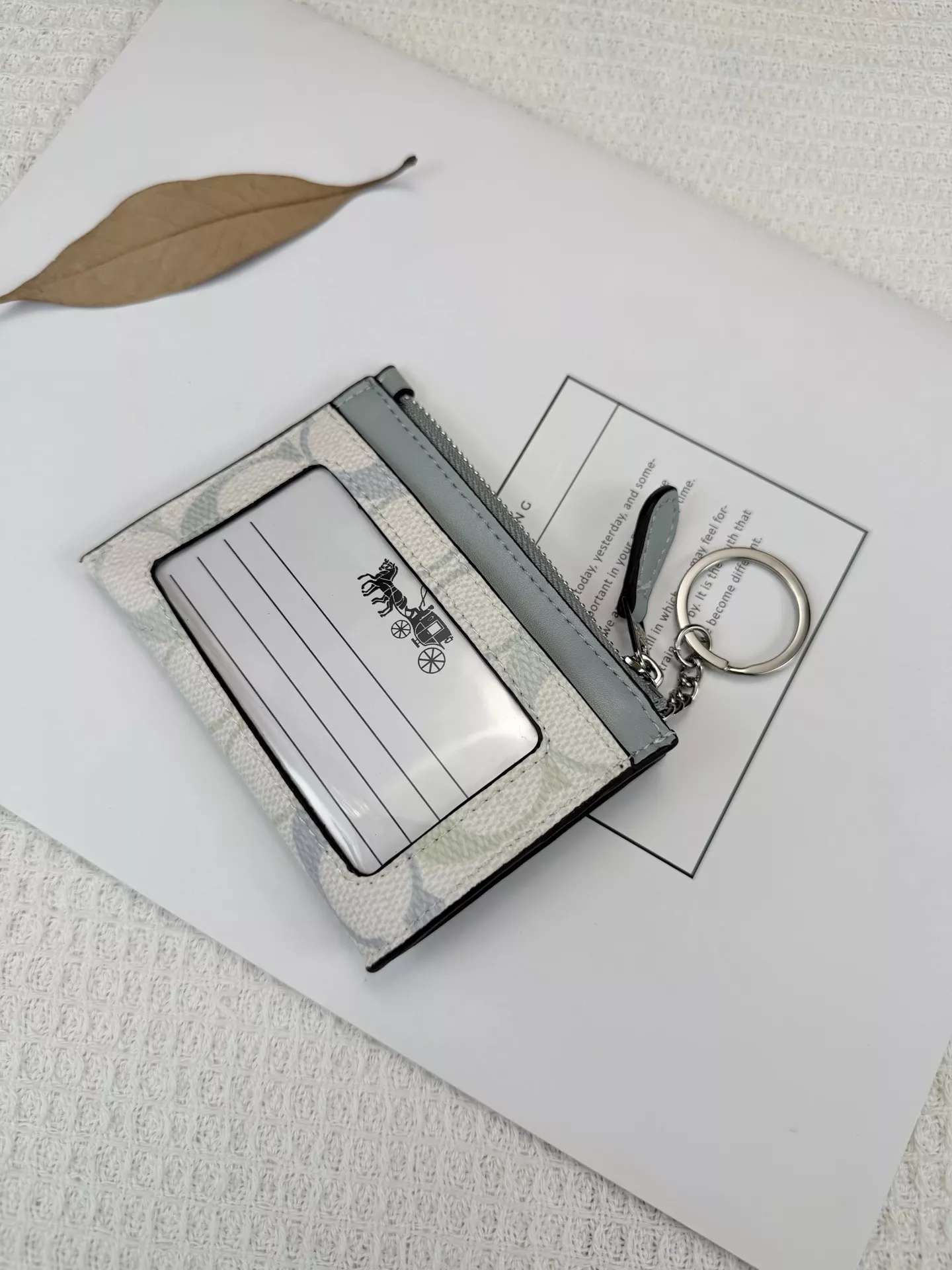 코치 시그니처 프린트 키링 지퍼 동전지갑 상세 이미지 2