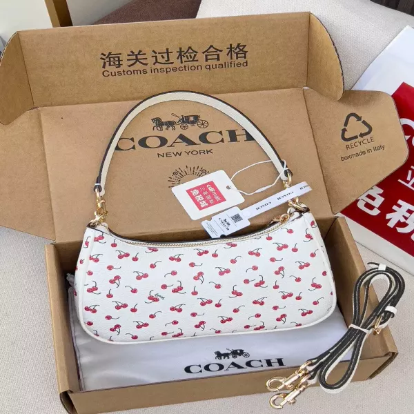 코치 테리 반달 쉐이프 지퍼 숄더백