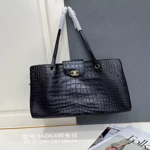 샤넬 슈퍼모델 메탈 로고 엠보 토트백