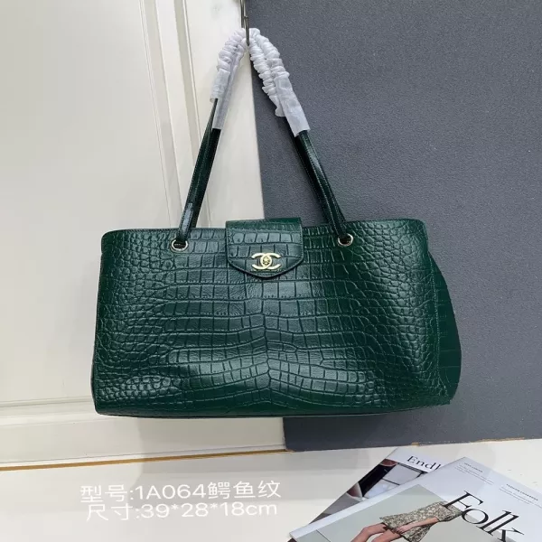 샤넬 슈퍼모델 악어무늬 엠보 레더 체인 토트백